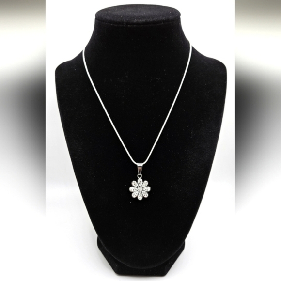 Steel Crystal Daisy Pendant Necklace Silver NWOT Floral - Picture 1 of 6